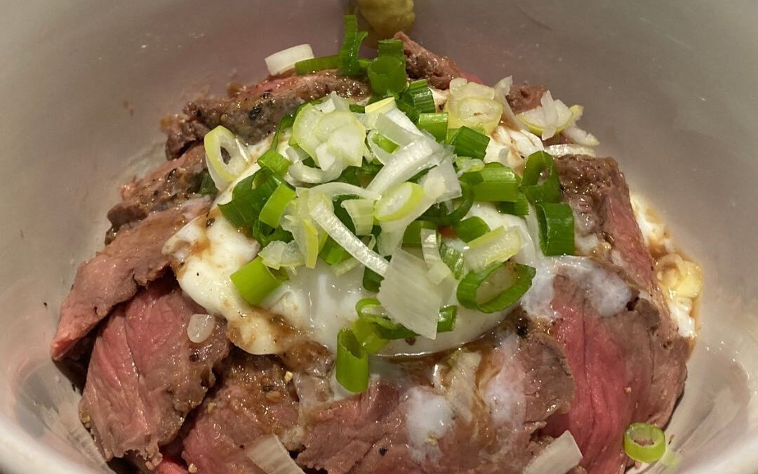 柔らかお肉に温泉卵を絡めて‼️